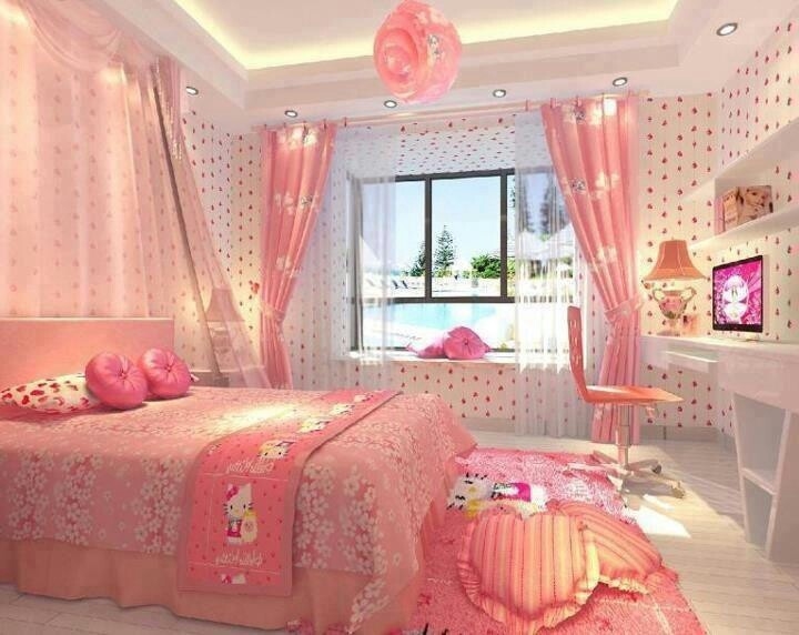 Mẫu 3: Phòng ngủ điệu đà cho bé gái với rèm và chăn ga màu hồng đáng yêu