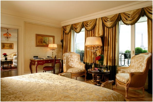 Phòng ngủ tân cổ điển với màu vàng đặc trưng