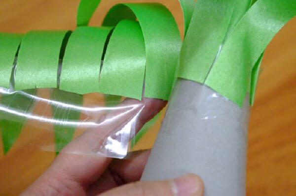 Bước 3: Xếp 4 đến 5 miếng ruy băng nhựa có kích thước ngắn nhất