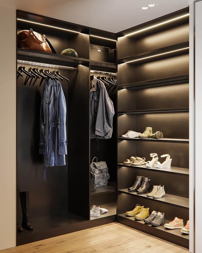 Một phòng thay đồ mini cao cấp trong phòng ngủ với nhiều ngăn tủ để các loại quần áo, giày dép, túi xách,...