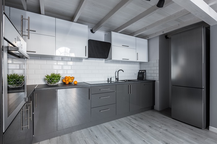 Tủ bếp tone màu trắng xám khiến không gian thêm ấn tượng