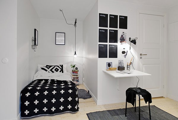 Sử dụng tối đa diện tích góc kết hợp màu trắng đen khiến phòng ngủ rộng hơn