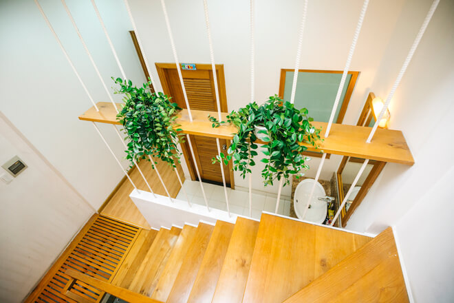 Cầu thang khi được kết hợp với giếng trời sẽ giúp cho căn nhà ống đối lưu khí tốt, nhiều ảnh sáng, là giải pháp tuyệt vời trong kiến trúc nhà ống tại Việt Nam